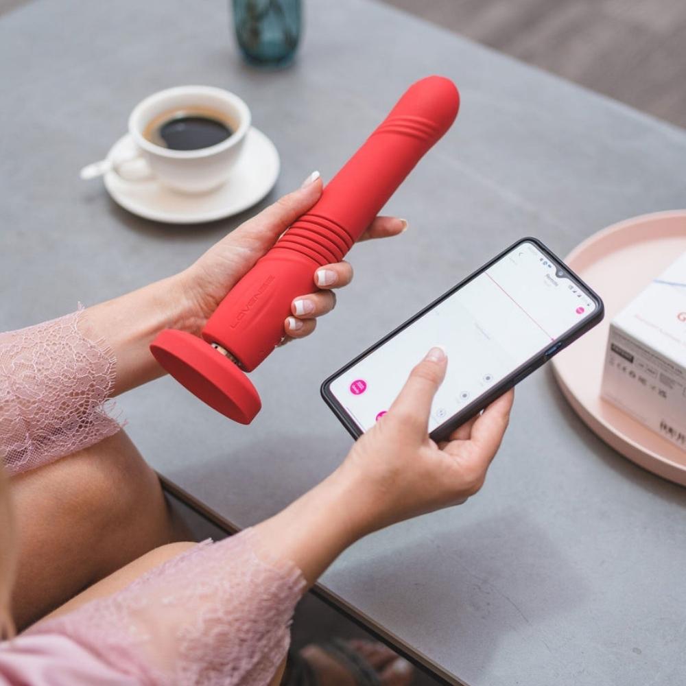 Lovense Gravity Telefon Kontrollü Otomatik İleri Geri Hareketli Vibratör
